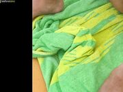 Mostro la fica in spiaggia