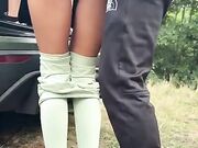 Ragazza fica bionda scopata in macchina all'aperto