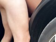 Ragazza fica bionda scopata in macchina all'aperto