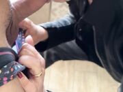 Italiana succhia in ginocchio un cazzo in bagno