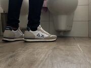 Beccato a masturbarsi in bagno e sborra forte orgasmo
