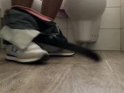 Beccato a masturbarsi in bagno e sborra forte orgasmo