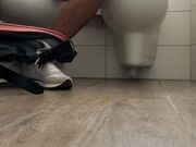 Beccato a masturbarsi in bagno e sborra forte orgasmo