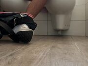 Beccato a masturbarsi in bagno e sborra forte orgasmo