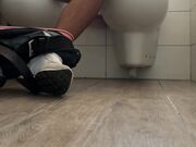 Beccato a masturbarsi in bagno e sborra forte orgasmo