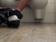 Beccato a masturbarsi in bagno e sborra forte orgasmo