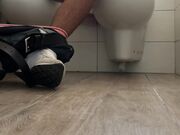 Beccato a masturbarsi in bagno e sborra forte orgasmo