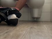 Beccato a masturbarsi in bagno e sborra forte orgasmo