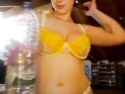 Italiana si masturba con dildo di cavallo