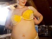 Italiana si masturba con dildo di cavallo