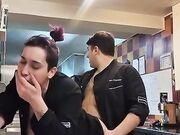 A fine lavoro due cuochi scopano in cucina