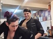A fine lavoro due cuochi scopano in cucina