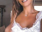 Strip biondina italiana con belle tettone