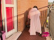 Trasparenze casalinga sul balcone
