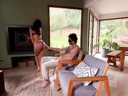 Un balletto sexy e il cazzo gli diventa di marmo
