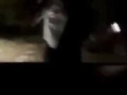 In cambio di un passaggio si fa scopare in auto