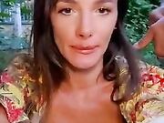 Ragazza esibizionista fa la troia col guardone