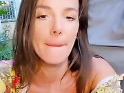 Ragazza esibizionista fa la troia col guardone