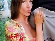 Ragazza esibizionista fa la troia col guardone