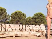 In spiaggia naturista