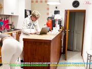 L'IRREFRENABILE EREZIONE DEL VERGINE SPIANDO LA ZIA -OF