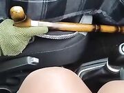 Milf italiana sega anziano col bastone in auto