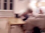 Pompino con sborrata in faccia davanti a suo marito