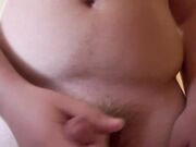 Ragazzo si sborra sulla mano