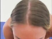 Pompino in piscina con sborrata in bocca