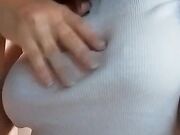 Milf italiana giocando con le sue morbide tettone