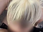 Milf spompina suo marito all'aperto
