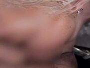 Milf spompina suo marito all'aperto