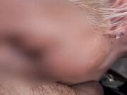 Milf spompina suo marito all'aperto