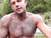 Italiano tatuato beccato a segarsi all'aperto al fiume