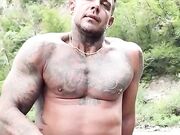 Italiano tatuato beccato a segarsi all'aperto al fiume