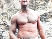 Italiano tatuato beccato a segarsi all'aperto al fiume