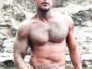 Italiano tatuato beccato a segarsi all'aperto al fiume