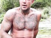 Italiano tatuato beccato a segarsi all'aperto al fiume