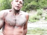 Italiano tatuato beccato a segarsi all'aperto al fiume