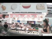 Belle tettine Milf italiana al supermercato