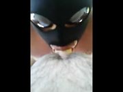 Slave masturba la sua mistress con un dildo