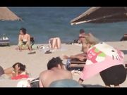 Filmo gran fica in una spiaggia nudista