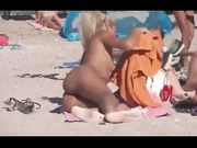 Filmo gran fica in una spiaggia nudista