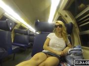 Elisa esibizionista fa vedere la fica in treno