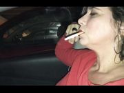 Milf italiana fuma una sigaretta in macchina