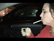 Milf italiana fuma una sigaretta in macchina