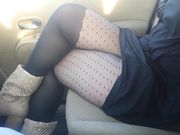 Gambe sexy di mia moglie in auto