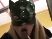 Pompino cuckold nel parcheggio del supermercato