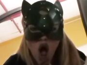 Pompino cuckold nel parcheggio del supermercato