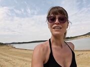 Esibizionista si sega in spiaggia e lei lo fa venire